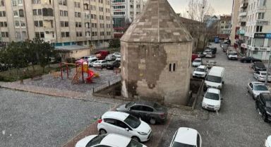 Kayseri'de dolu yağışı: 10 dakika sürdü, yollar beyaza büründü