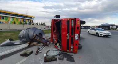 Kayseri’de ilginç kaza: Üzerindeki yük kamyoneti devirdi
