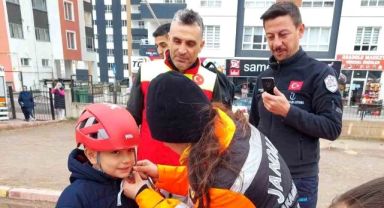 Kayseri’de Jandarma Arama Kurtarma Ekipleriyle Öğretmen ve Öğrencilere Deprem, Tahliye ve Yangın Tatbikatı Gerçekleştirildi