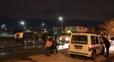Otomobille çarpışan işçi servisi devrildi: 3 yaralı