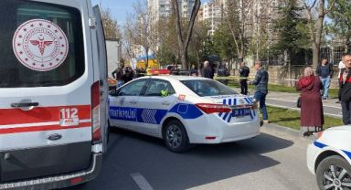 Otomobille çarpışan motosiklet yayalara çarptı: 1 ölü, 3 yaralı