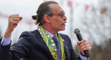 Erdal Beşikçioğlu seçim zaferini 'Erik dalı' ile kutladı