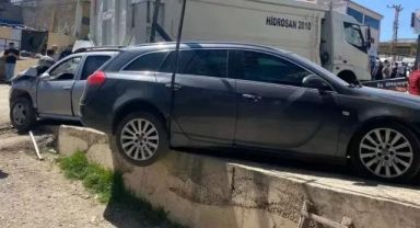 Freni boşalan kamyon dehşet saçtı! 10 araca çarptı, 4 iş yerine zarar verdi