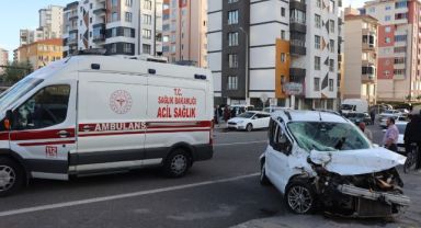Hafif ticari araçla çarpışan işçi servisi tarlaya girdi: 1 ölü, 5 yaralı