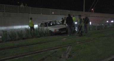 Kayseri’de otomobil tramvay yolunu girdi: 2 yaralı