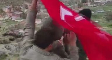 Kayseri’nin Tomarza ilçesinde yeni seçilen muhtar Osman Korkmaz, ilk iş olarak mahallesinin tepesinde bulunan Türk bayrağını yeniledi.