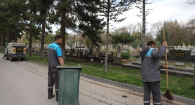 Kayseride mezarlıklar bayrama hazır