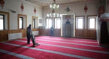 melikgazi ilçesindeki camilerde belediye ekipleri, camileri temizleyerek bayrama hazırladı.