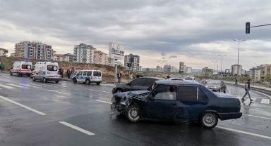 Otomobiller çarpıştı: 3 yaralı