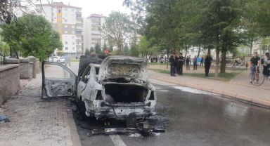 Park halindeki otomobil yanarak küle döndü