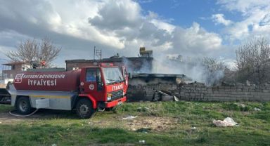 Samanlıkta çıkan yangın eve sıçramadan söndürüldü