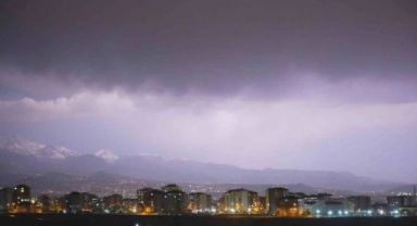 Şimşekler geceyi aydınlattı