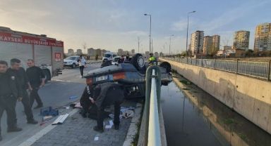 Takla atan otomobil kanala düşmeden son anda durdu