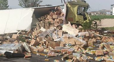 Tır devrildi, içecekler yola savruldu