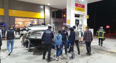Akaryakıt istasyonunda faciadan dönüldü: Kaza yapan otomobil pompa önünde takla attı