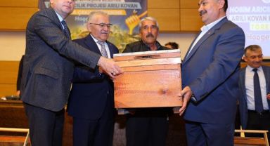 Başkan Büyükkılıç Kuraya Hak Kazananların Tamamına Arılı Kovan Verdi
