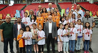 BAŞKAN ÇOLAKBAYRAKDAR, Satranç turnuvasının ödüllerini verdi