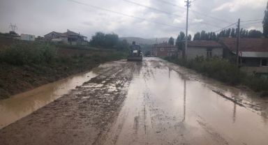Belediye ekiplerimiz ilçemizde sağanak yağışın başlaması ile harekete geçti