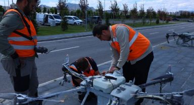Kayseri büyükşehir den park ve mesire alanlarında drone ile ilaçlama hizmeti