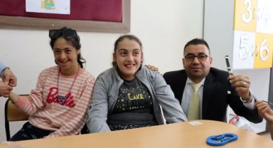 Kayseri'de bir okulda engelli öğrencilerin kaybolduğunda hızlı bulunması için QR kodlu bileklik tasarlandı