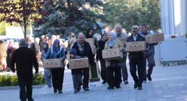 Kayseri'de Kocasinan Belediyesi Tarafından Dağıtılan Domates Fideleri İçin Uzun Kuyruk Oluştu