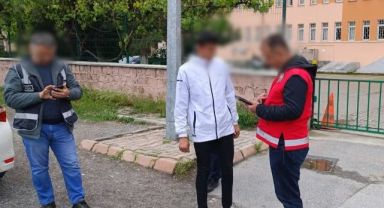 Okul çevresinde küçük çocuklara sigara satanlara operasyon