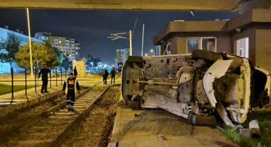 Yolcu treni ile hemzemin geçitte çarpışan otomobil devrildi: 1 yaralı