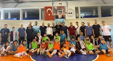 Babalar ve çocukları basketbol maçında karşı karşıya geldi