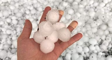 Ceviz büyüklüğündeki dolu vatandaşın kafasını yardı