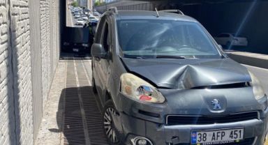 Duvara çarpan otomobildeki vatandaşlar kazadan burunları kanamadan kurtuldu