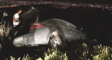 Kayaya takılan otomobil uçurumda askıda kaldı