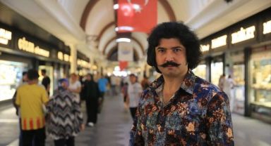 Kayseri'de aşık olduğu kadından karşılık bulamadı 1970'lı yılların kıyafetlerini giyerek teselli oluyor