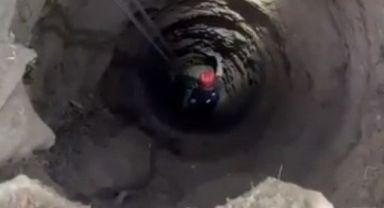 Kuyuya düşen yavru kedi 1 saatte kurtarıldı