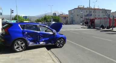 Otomobiller çarpıştı: 1'i ağır 4 yaralı