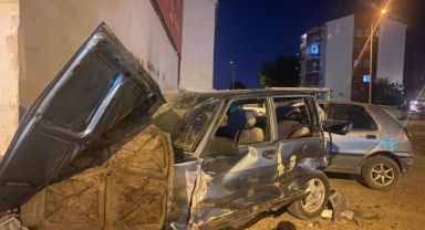 Park halindeki otomobili kağıt gibi ezdi: 1 yaralı