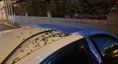 Şiddetli rüzgardan düşen cam otomobile isabet etti