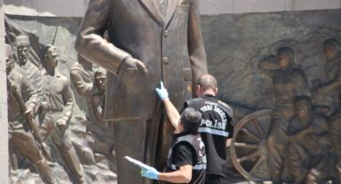 Atatürk heykeline saldıran dayı-yeğene istenen ceza belli oldu