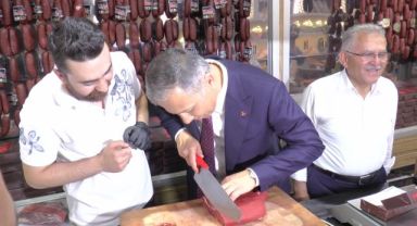 Bakan Yerlikaya pastırma doğradı, kasayla meyve dağıttı