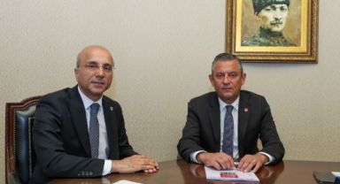CHP’li Aşkın Genç, Kayseri’de yaşanan olaylara ilişkin hazırladığı raporu Özgür Özel’e sundu