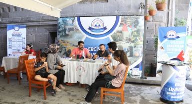 ERÜ’nün tercih danışmanlığı standı ilgi görüyor