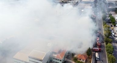 Kağıt fabrikasındaki yangın havadan görüntülendi