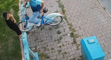 Kayısı yiyerek bisikletleri çaldılar