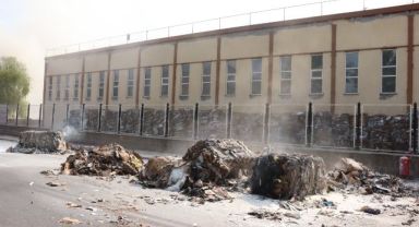 Kayseri'de alev alan otlar fabrikayı yaktı