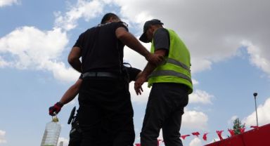 Kendini yakmaya çalışan çekici sürücüsünü polis ikna etti