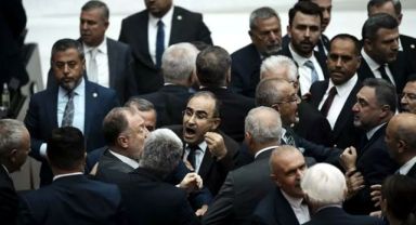 Meclis fena karıştı! Milletvekilleri birbirine girdi