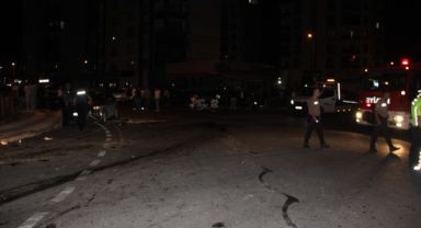 Otomobiller çarpıştı, park halindeki araçlar zarar gördü: 4 yaralı