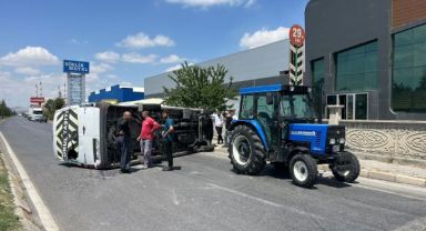 Tırla çarpışan minibüs devrildi