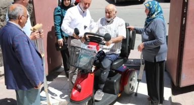 Başkan Çolakbayrakdar, engelli aileye akülü araç hediye etti