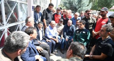 Kayseri protokolü, selde hayatını kaybeden vatandaşın ailesine taziyede bulundu