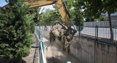 Melikgazi'de yağmur suyu kanallarında temizlik çalışması yapılıyor